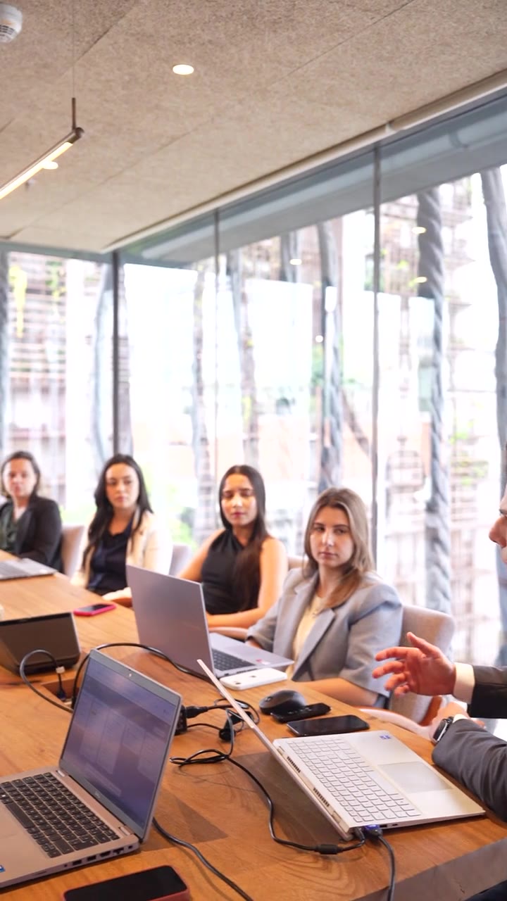 Vídeo da equipe reunida na sala de reuniões do escritório