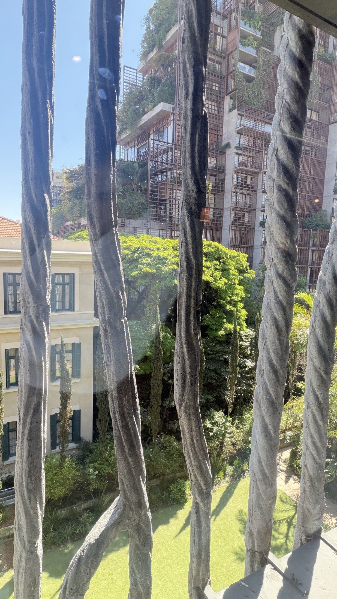 Jardins e edifícios da Cidade Matarazzo vistos das janelas do escritório