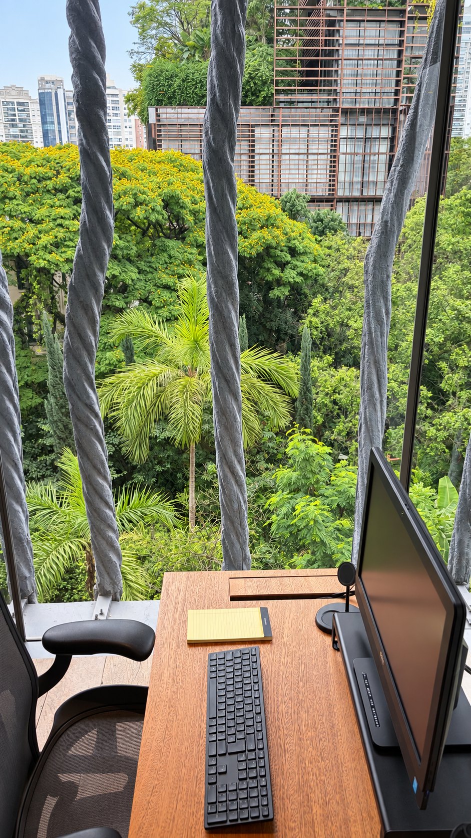 Mesa de trabalho diante dos jardins e da arquitetura da Cidade Matarazzo